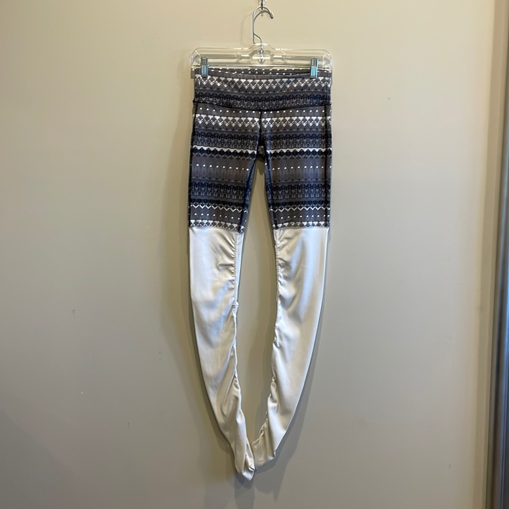 ALO Goddess legging RARE Tribal print SZ SMALL